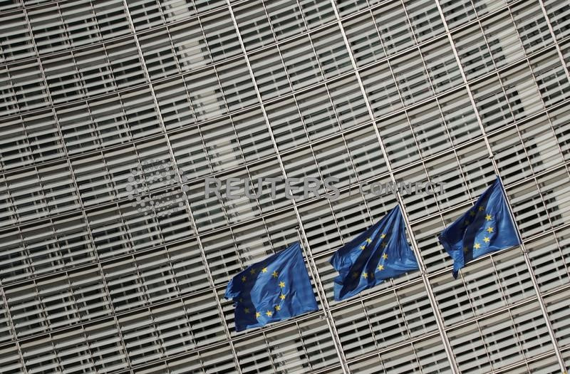&copy; Reuters. Le bandiere dell'Unione europea davanti alla sede della Commissione europea a Bruxelles. REUTERS/Yves Herman