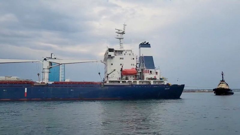 &copy; Reuters. السفينة رازوني التي تحمل علم سيراليون تغادر ميناء أوديسا يوم الاثنين في صورة لرويترز ماخوذة من مقطع مصور لوزارة البنية التحتية الأوكرانية.