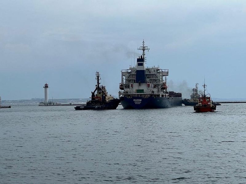 &copy; Reuters. Cargueiro Razoni, de bandeira de Serra Leoa, parte de porto de Odessa, na Ucrânia
01/08/2022 Serviço de Imprensa do Comando das Forças Navais Ucranianas/Divulgação via  REUTERS