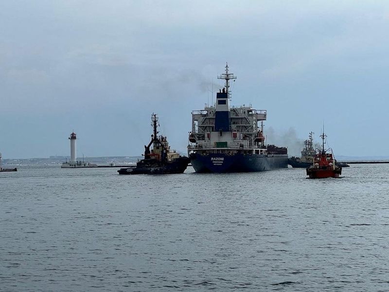 © Reuters. 国連とトルコの仲介によるウクライナからの穀物輸出の第１便が１日、南部オデーサ（オデッサ）港から出港した。ウクライナ海軍の提供写真。（２０２２年　ロイター）