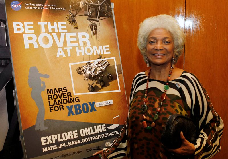 &copy; Reuters. Atriz Nichelle Nichols posa para foto no laboratório de propulsão da Nasa, em Pasadena, nos Estados Unidos
05/08/2012 REUTERS/Fred Prouser