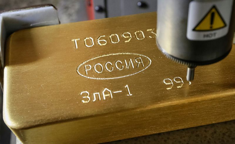&copy; Reuters. Imagen de archivo de una máquina grabando información en un lingote de oro de 99,99 por ciento de pureza en la planta de metales no ferrosos Krastsvetmet, uno de los mayores productores del mundo en la industria de metales preciosos, en la ciudad siberi