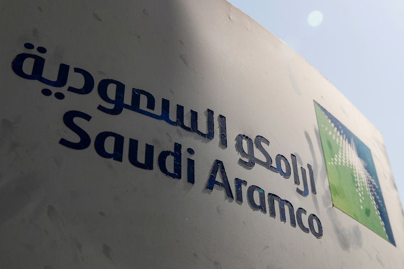 &copy; Reuters. شعار شركة أرامكو السعودية على منشأة نفطية في خريص بصورة من أرشيف رويترز.