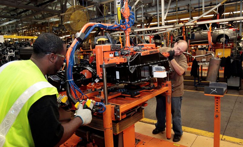 &copy; Reuters. FILE PHOTO: Ford Assembly workers install a battery onto the chassis of a Ford Focus Electric vehicle at the Michigan Assembly Plant in Wayne, Michigan November 7, 2012.  REUTERS/Rebecca Cook 