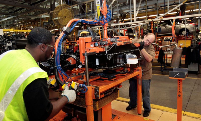 &copy; Reuters. Trabalhadores da Ford Assembly instalam uma bateria no chassi de um veículo Ford Focus Electric na Michigan Assembly Plant em Wayne, Michigan, 7 de novembro de 2012. REUTERS/Rebecca Cook