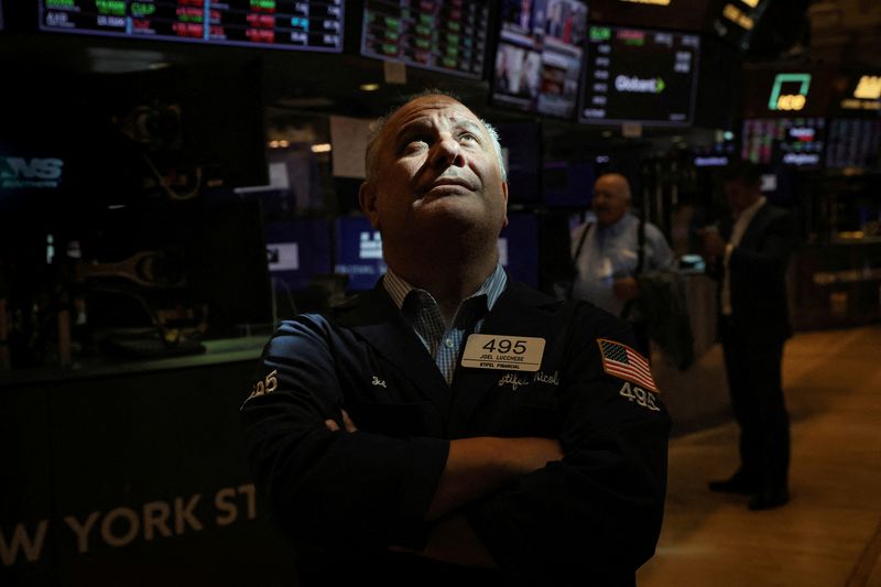 &copy; Reuters. La Bourse de New York a ouvert en baisse lundi après des indicateurs décevants en Chine et en Europe et alors que les investisseurs attendent la publications des données sur l'activité manufacturière américaine. /Photo prise le 7 juin 2022/REUTERS/B
