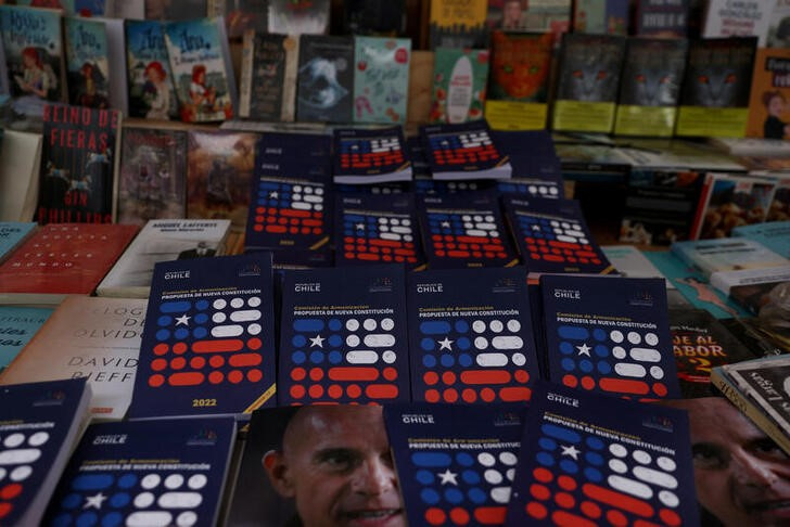 &copy; Reuters. IMAGEN DE ARCHIVOS. Libros de la nueva propuesta constitucional se ven en un quiosco en el centro de Santiago, Chile. Julio 14, 2022. REUTERS/Iván Alvarado