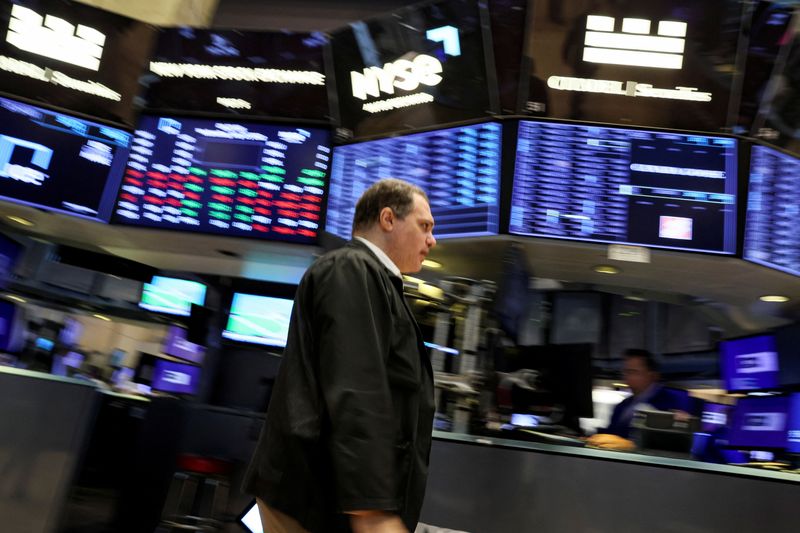 © Reuters. A trader works on the floor of the New York Stock Exchange (NYSE) in New York City, U.S., July 27, 2022.  REUTERS/Brendan McDermid