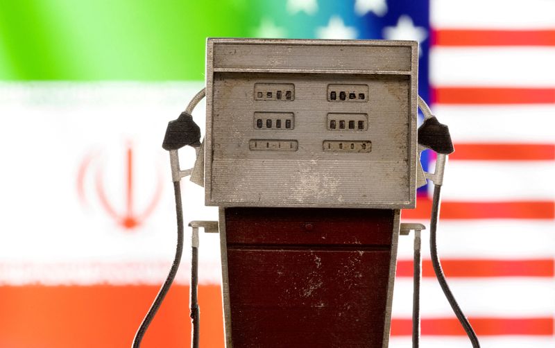 &copy; Reuters. FILE PHOTO: Model of petrol pump is seen in front of U.S. and Iran flag colors in this illustration taken March 25, 2022. REUTERS/Dado Ruvic/Illustration