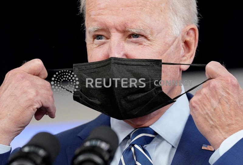 &copy; Reuters. Joe Biden est toujours positif au COVID-19 et reste à l'isolement, a annoncé lundi son médecin selon lequel le président américain continue de "se sentir bien". /Photo d'archives/REUTERS/Kevin Lamarque