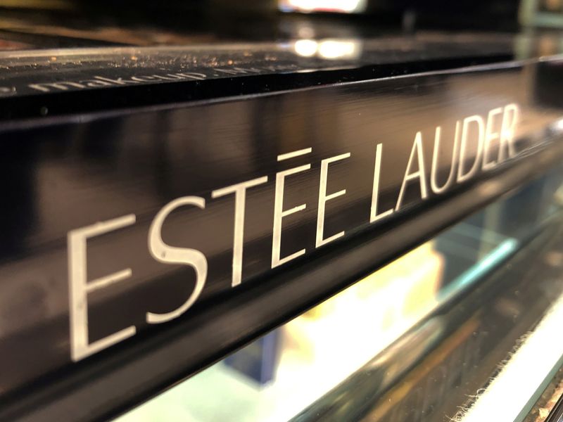 &copy; Reuters. Le fabricant américain de cosmétiques Estee Lauder est en pourparlers pour acquérir la marque de luxe Tom Ford, a rapporté lundi le Wall Street Journal (WSJ), citant des sources au fait de la question. /Photo d'archives/REUTERS/Lucy Nicholson