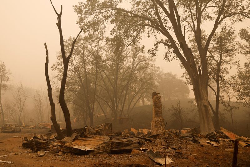 &copy; Reuters. بقايا ممتلكات دمرها حريق ماكيني بالقرب من يريكا في كاليفورنيا يوم الأحد. تصوير: فريد جريفز - رويترز.