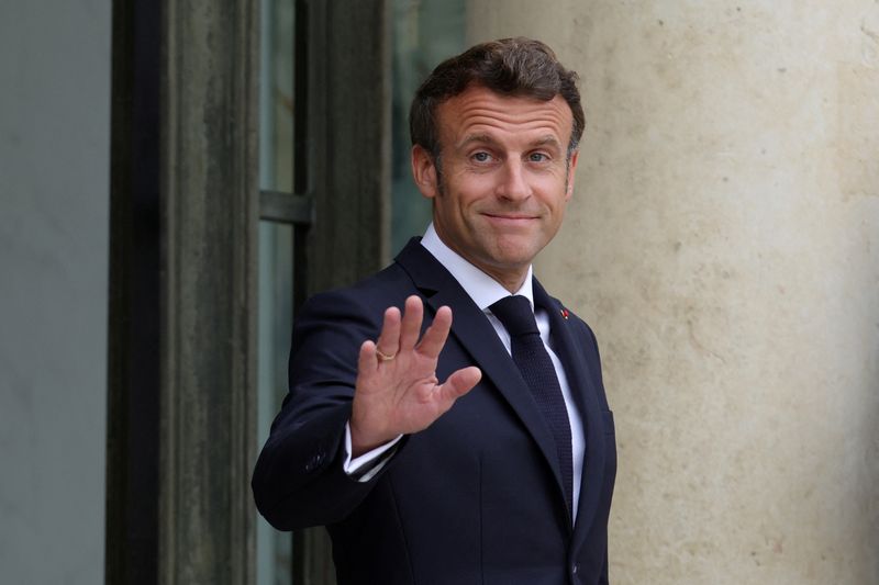 &copy; Reuters. الرئيس الفرنسي إيمانويل ماكرون في قصر الإليزيه في باريس يوم 22 يوليو تموز 2022. تصوير: باسكال روسينول - رويترز.