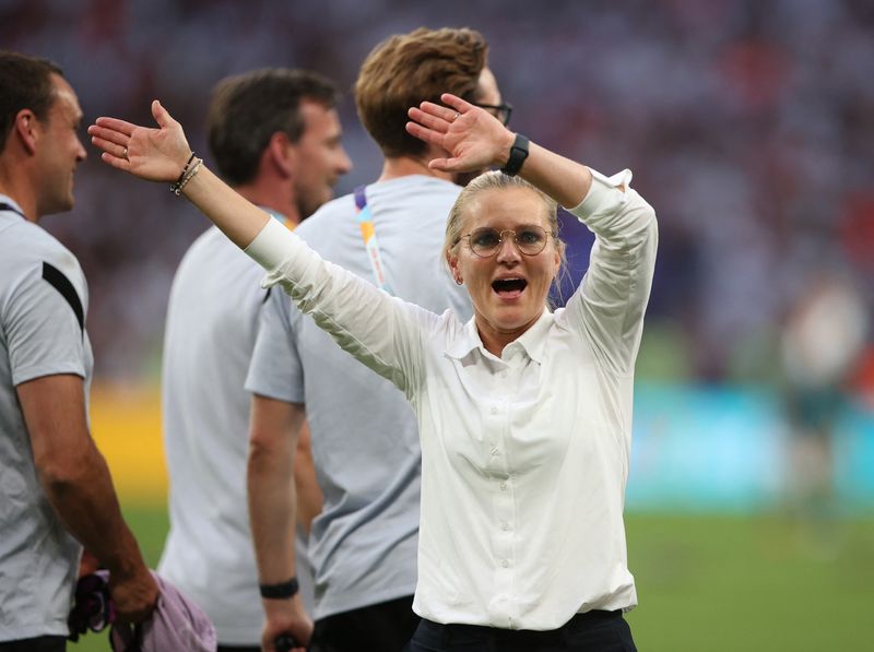 &copy; Reuters. فيجمان تحتفل بفوز فريقها ببطولة اوروبا لكرة القدم للسيدات يوم الاحد. تصوير: مولي دارلينجتون - رويترز. 