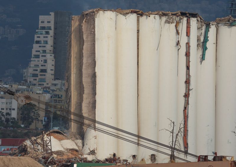 &copy; Reuters. صوامع قمح تضررت بشدة جراء انفجار مرفأ بيروت - صورة من أرشيف رويترز. 