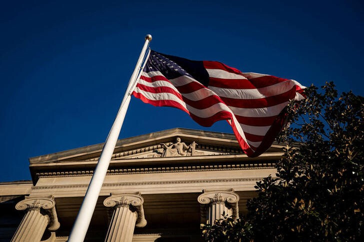 © Reuters. FILE PHOTO: An American flag waves outside the U.S. Department of Justice Building in Washington, U.S., December 15, 2020. REUTERS/Al Drago