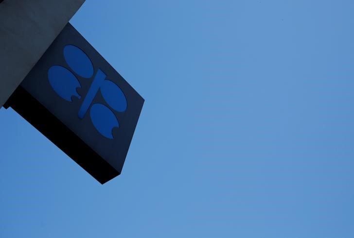 &copy; Reuters. 　ロイターの調査によると、ＯＰＥＣ加盟国による７月の原油生産量は日量２８９８万バレルで、６月から３１万バレル増加した。写真はＯＰＥＣのロゴ。ウィーンで２０２０年４月撮影（