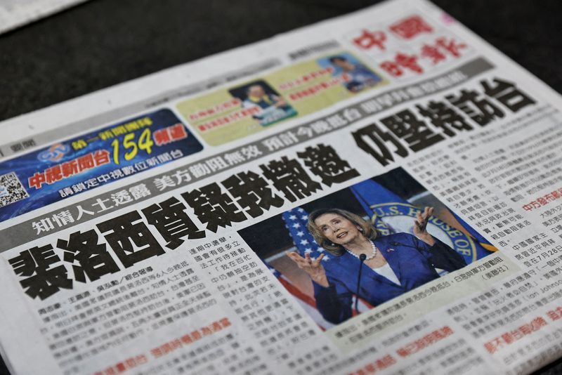 &copy; Reuters. La portada de un periódico que informa sobre la presidenta de la Cámara de Representantes de Estados Unidos, Nancy Pelosi, en Taipéi, Taiwán, el 2 de agosto de 2022. REUTERS/Ann Wang