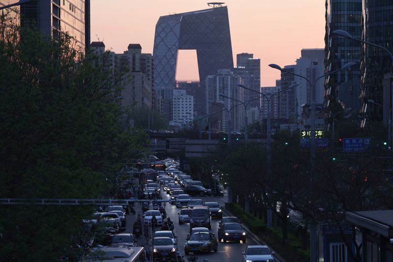 &copy; Reuters. A view shows traffic during evening rush hour near Beijing’s Central Business District (CBD), China April 15, 2022. Picture taken April 15, 2022. REUTERS/Tingshu Wang