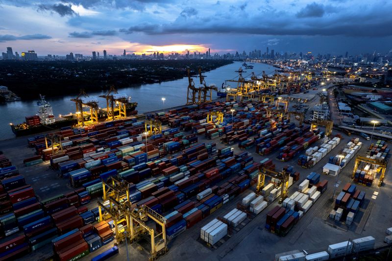 &copy; Reuters. A view of Bangkok's port along Chao Phraya River is photographed during sunset in Bangkok, Thailand, July 19, 2022. REUTERS/Athit Perawongmetha