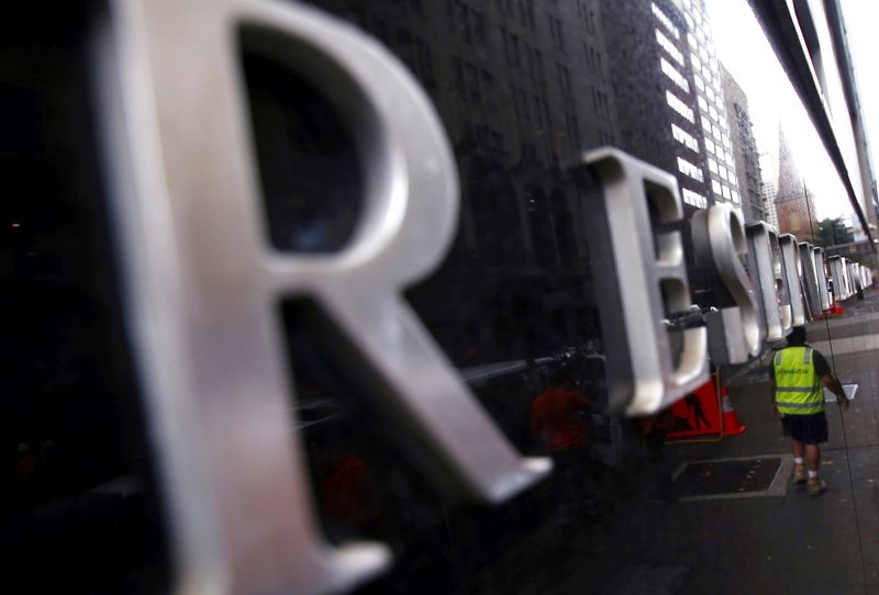 &copy; Reuters. FILE PHOTO: A worker is reflected in a wall of the Reserve Bank of Australia (RBA) head office in central Sydney, Australia, March 1, 2016.   REUTERS/David Gray/