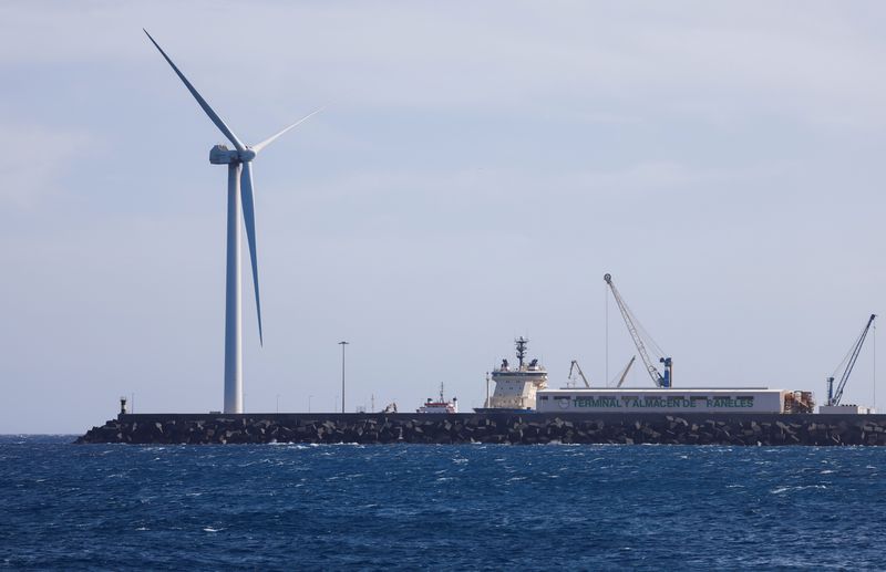 &copy; Reuters. A wind turbine of the Siemens Gamesa company located at the Port of Arinaga is seen from Arinaga beach on Gran Canaria Island, Spain, May 2, 2022. Picture taken May 2, 2022. REUTERS/Borja Suarez