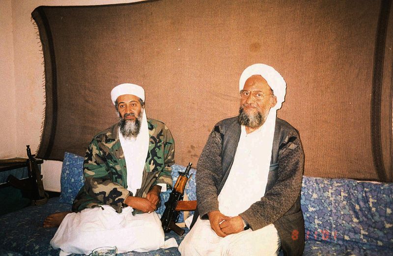 &copy; Reuters. Osama bin Laden siede con il suo consigliere Ayman al-Zawahiri, un egiziano legato alla rete di al-Qaeda, durante un'intervista con il giornalista pakistano Hamid Mir (non nella foto) in un'immagine fornita dal quotidiano Dawn il 10 novembre 2001.  Hamid 