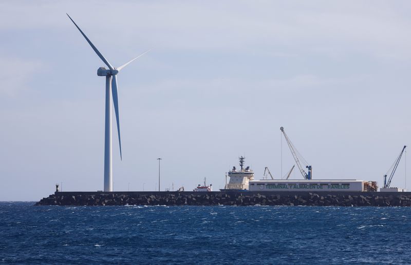 &copy; Reuters. FOTO DE ARCHIVO. Un aerogenerador de la empresa Siemens Gamesa ubicado en el Puerto de Arinaga visto desde la playa de Arinaga en la isla de Gran Canaria, España