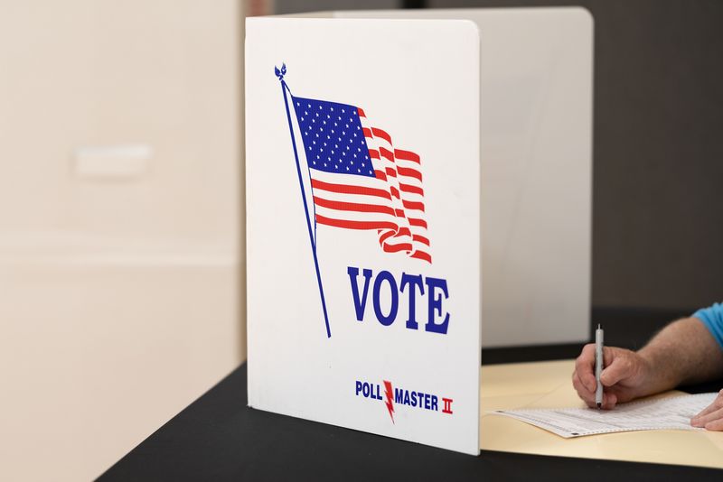 &copy; Reuters. FOTO DE ARCHIVO: Un votante emite su voto en las elecciones primarias de Pensilvania en un Templo Sinaí en Dresher, Pensilvania, Estados Unidos, 17 de mayo de 2022. REUTERS/Hannah Beier