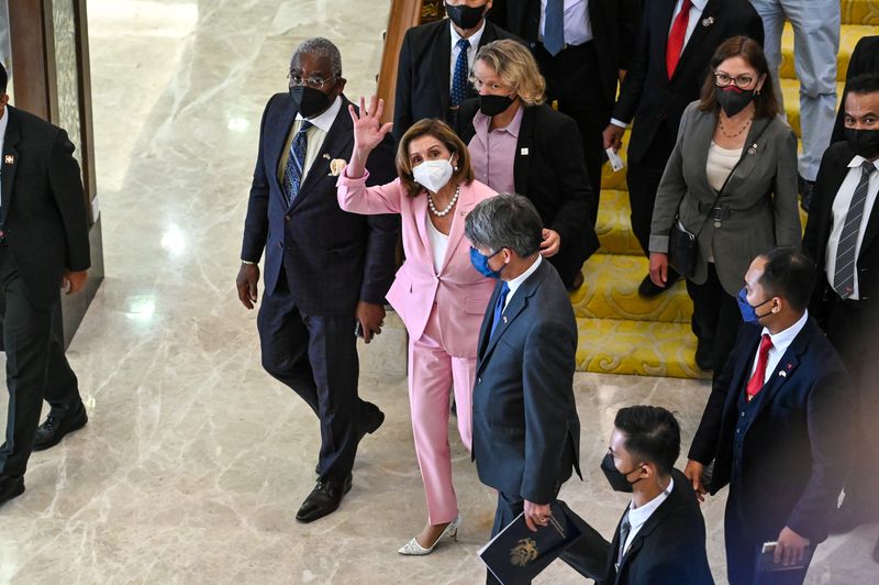&copy; Reuters. La presidenta de la Cámara de Representantes de Estados Unidos, Nancy Pelosi, saluda tras asistir a una reunión con el presidente del Parlamento de Malasia, Azhar Azizan Harun, en el Parlamento de Malasia, en Kuala Lumpur, Malasia. 2 de agosto de 2022. 