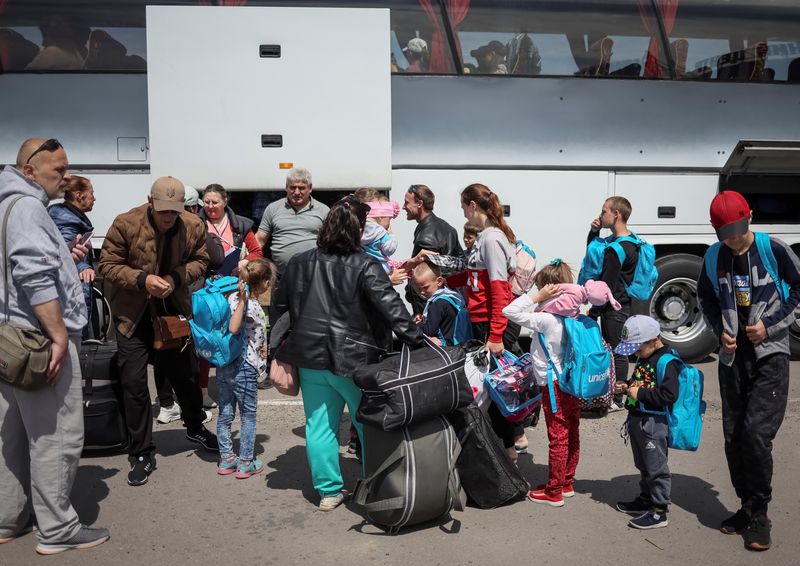 &copy; Reuters. FOTO DE ARCHIVO. Refugiados ucranianos de la región de Mariúpol suben a un autobús con destino a Polonia, en un centro de registro y ayuda humanitaria para desplazados internos, en medio de la actual invasión rusa de Ucrania, en Zaporiyia, Ucrania. 17