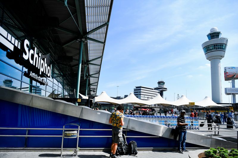 &copy; Reuters. L'aéroport Schiphol d'Amsterdam a décidé mardi de continuer à plafonner le nombre de passagers en septembre et octobre afin de s'épargner des casse-tête logistiques dus à la surfréquentation et à une pénurie de personnel. /Photo prise le 16 juin