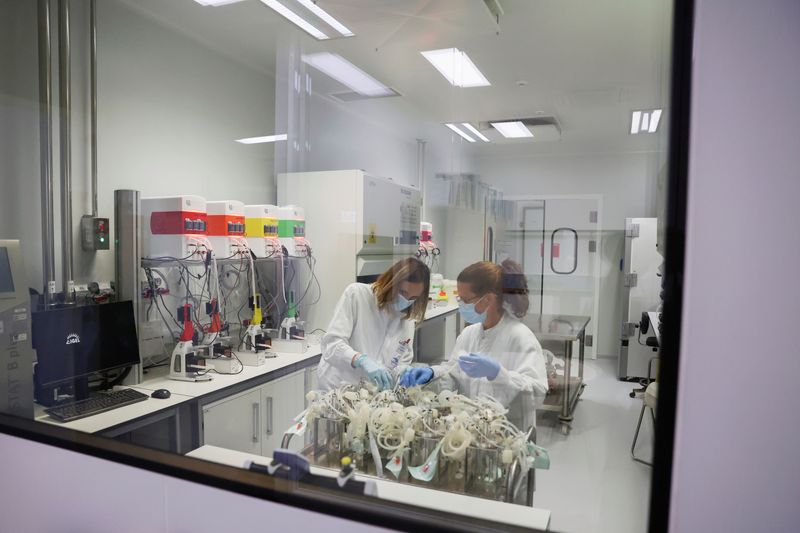 &copy; Reuters. FOTO DE ARCHIVO: Empleados de laboratorio de la empresa farmacéutica española Hipra trabajan en su sede en Amer, cerca de Girona, España, 2 de diciembre de 2021. REUTERS/Nacho Doce