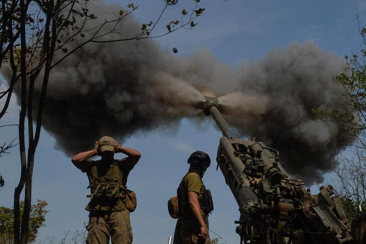 &copy; Reuters. Militares ucranianos disparan una pieza de artillería M777 en una posición del frente de batalla contra Rusia en la región de Járkov, Ucrania. 1 agosto 2022. REUTERS/Sofiia Gatilova
