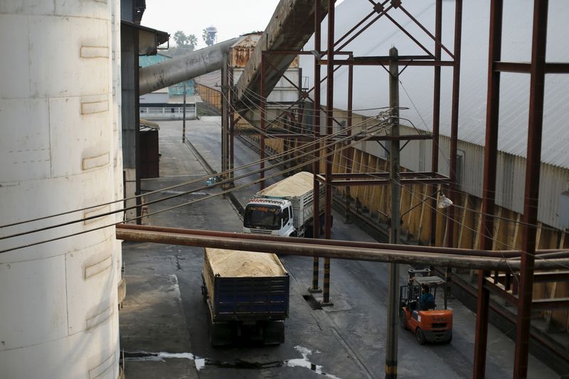 &copy; Reuters. Caminhões transportam açúcar em uma usina de açúcar no distrito de Pakchong, na província de Ratchaburi, Tailândia, 22 de março de 2016. REUTERS/Jorge Silva
