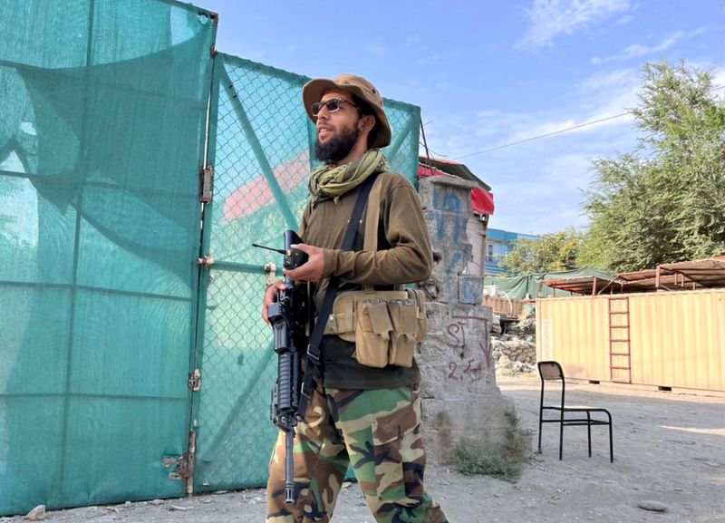 &copy; Reuters. Un combatiente talibán monta guardia cerca del lugar donde el líder de Al Qaeda Ayman al-Zawahiri murió en un ataque estadounidense el fin de semana, en Kabul, Afganistán. 2 de agosto de 2022. REUTERS/Colaborador