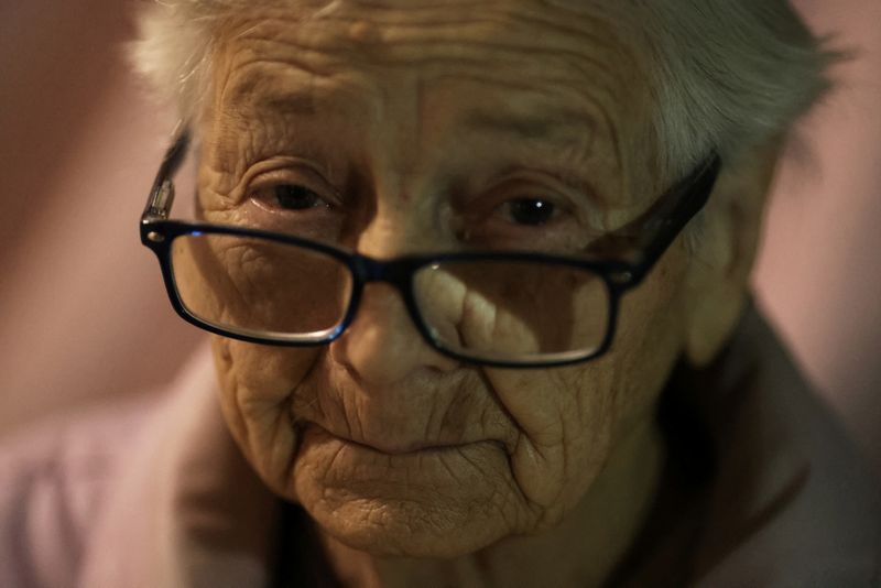 &copy; Reuters. La exingeniera Maria Nikolaevna, de 92 años, sentada en el interior de un sótano, donde vive con su hija y su yerno desde el comienzo de la guerra, en el norte de Saltivka, una de las zonas residenciales más dañadas de Járkov, Ucrania. 23 de julio, 2