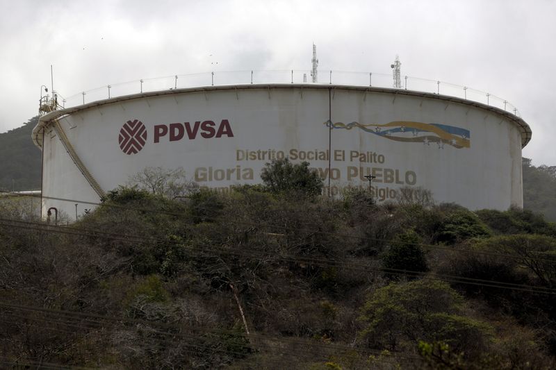 © Reuters. Foto de archivo del logo de PDVSA en un tanque en la refinería El Palito en Puerto Cabello
Mar 2, 2016. REUTERS/Marco Bello