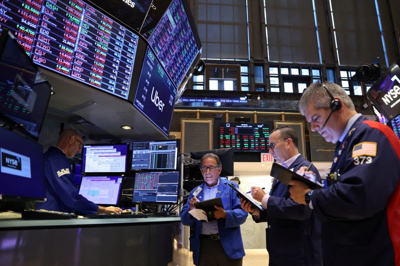 © Reuters. Traders work on the trading floor at the New York Stock Exchange (NYSE) in Manhattan, New York City, U.S., August 2, 2022. REUTERS/Andrew Kelly