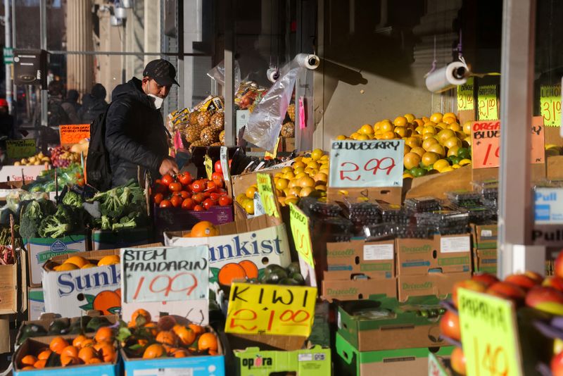 &copy; Reuters. FILE PHOTO: Prices of fruit and vegetables are on display in a store in Brooklyn, New York City, U.S., March 29, 2022. REUTERS/Andrew Kelly/File Photo