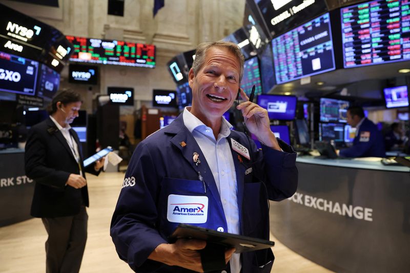 © Reuters. Traders work on the trading floor at the New York Stock Exchange (NYSE) in Manhattan, New York City, U.S., August 2, 2022. REUTERS/Andrew Kelly