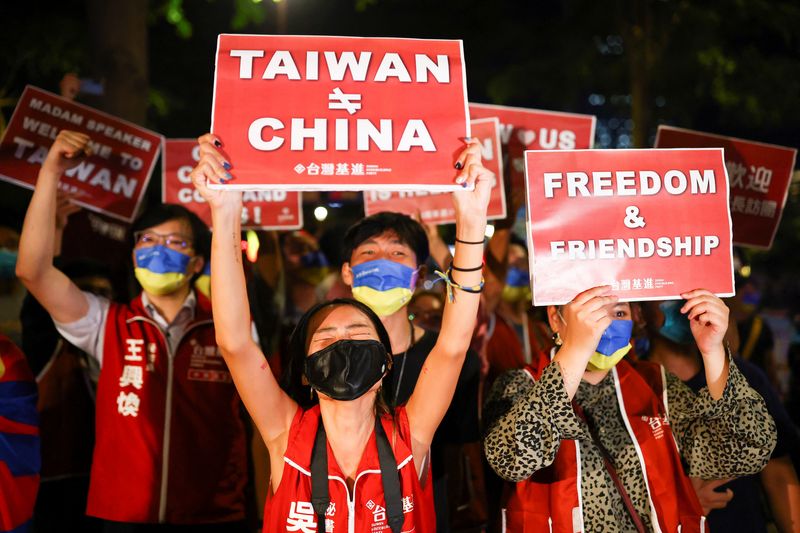 &copy; Reuters. Manifestantes sostienen pancartas durante una reunión de apoyo a la esperada visita de la presidenta de la Cámara de Representantes de Estados Unidos, Nancy Pelosi, en Taipéi, Taiwán. 2 de agosto de 2022. REUTERS/Ann Wang