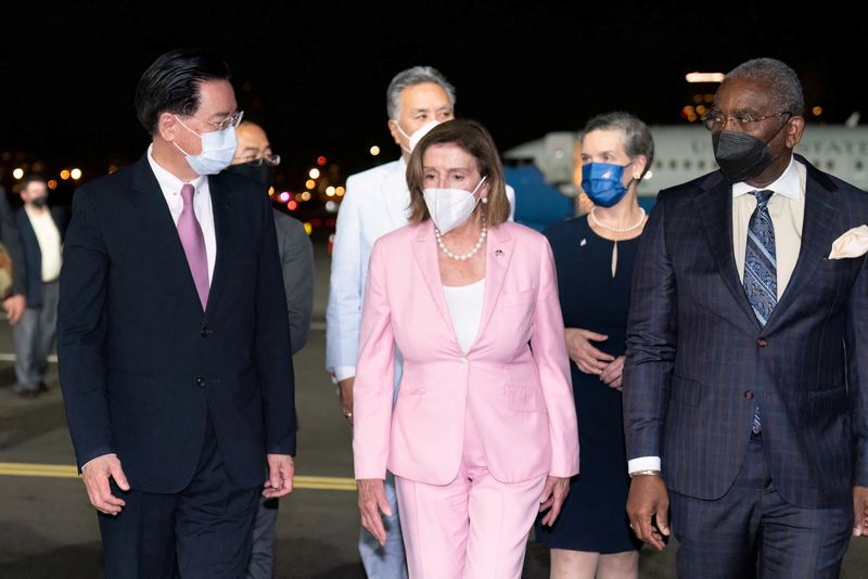 © Reuters. Taiwan Foreign Minister Joseph Wu welcomes U.S. House of Representatives Speaker Nancy Pelosi at Taipei Songshan Airport in Taipei, Taiwan August 2, 2022. Taiwan Ministry of Foreign Affairs/Handout via REUTERS
