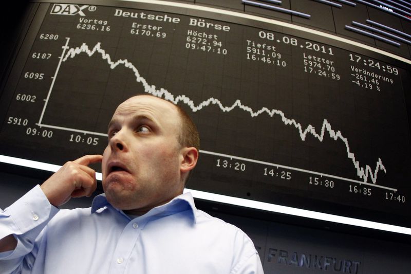 &copy; Reuters. سمسار يقف أسفل لوحة إلكترونية تعرض حركة المؤشرات داخل بورصة فرانكفورت. صورة من أرشيف رويترز