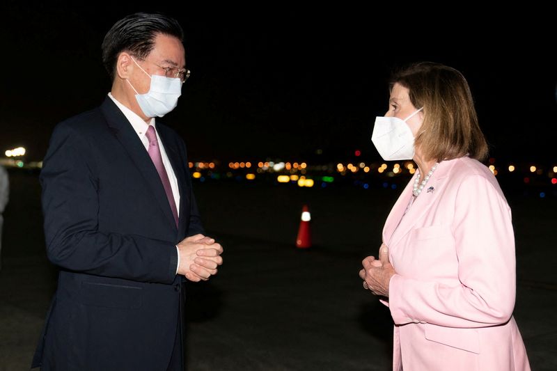 &copy; Reuters. El ministro de Relaciones Exteriores de Taiwán, Joseph Wu, recibe a la presidenta de la Cámara de Representantes de Estados Unidos, Nancy Pelosi, en el aeropuerto de Taipéi Songshan, Taiwán. 2 de agosto, 2022. Ministerio de Relaciones Exteriores de Ta