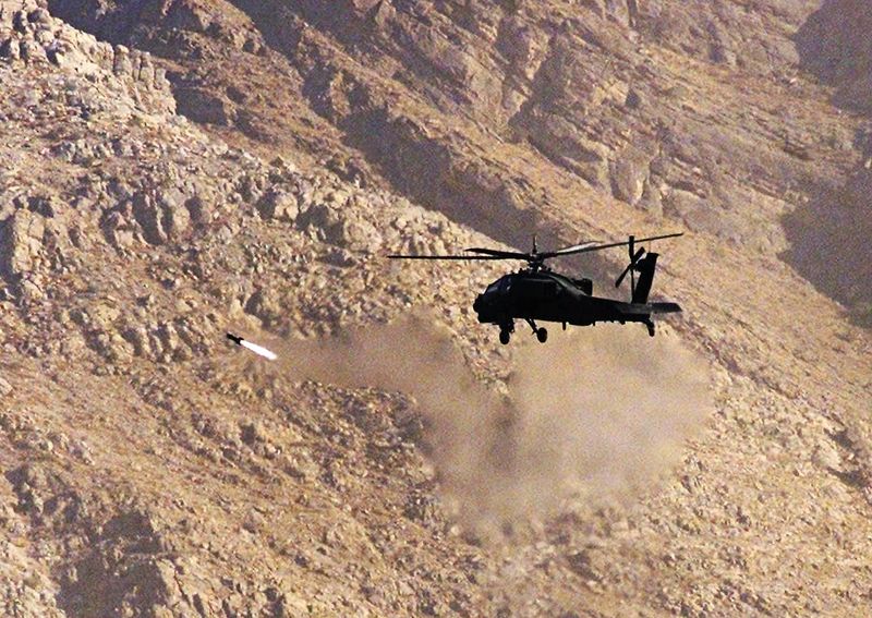 &copy; Reuters. طائرة هليكوبتر أمريكية تطلق صاروخ هيلفاير أثناء تدريب قرب قاعدة باجرام. صورة من أرشيف رويترز