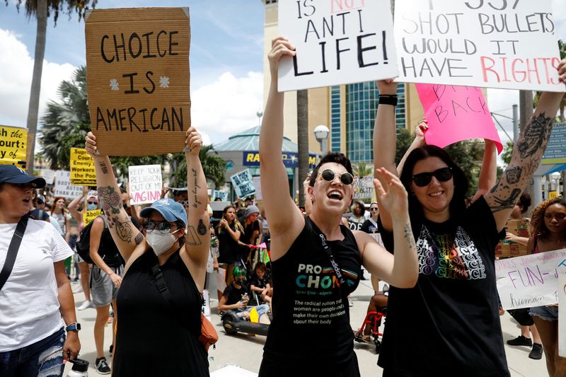 &copy; Reuters. FILE PHOTO: Abortion rights activists protest outside the venue of a summit by the conservative group 'Moms For Liberty' in Tampa, Florida, U.S. July 16, 2022.  REUTERS/Octavio Jones