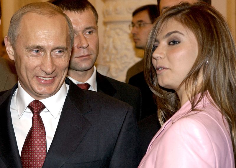 &copy; Reuters. Foto de arquivo do presidente russo, Vladimir Putin, ao lado da então ginasta Alina Kabaeva no Kremlin em novembro de 2004
04/11/2004 REUTERS/ITAR-TASS/Serviço de Imprensa da Presidência da Rússia