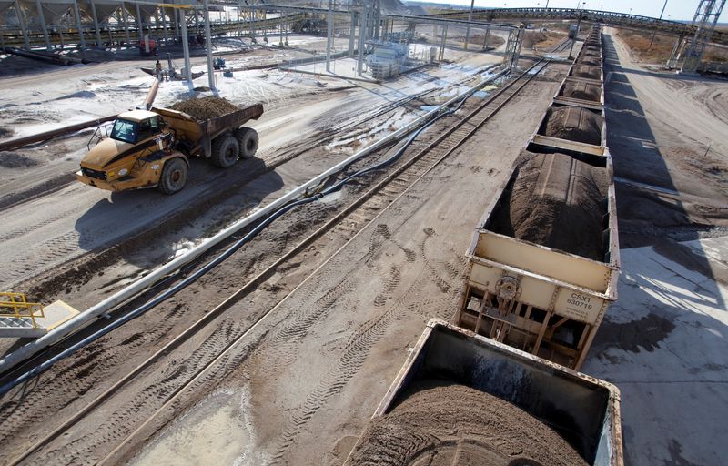 &copy; Reuters. FOTO DE ARQUIVO: Vagões de trens cheios de seixos de fosfato saem da mina South Fort Meade da Mosaic em Fort Meade, Flórida, em 13 de janeiro de 2010.REUTERS/Scott Audette

