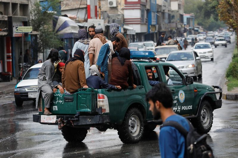 &copy; Reuters. Combatientes talibanes conducen un coche en una calle tras la muerte del líder de Al Qaeda, Ayman al Zawahiri, en un ataque estadounidense el fin de semana, en Kabul, Afganistán, el 2 de agosto, 2022. REUTERS/Ali Khara